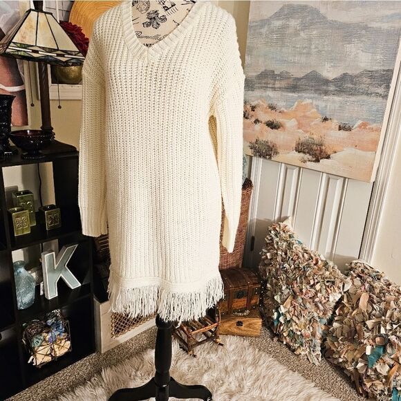 Acoa V- Neck Fringe Detail Acrylic, Chunky Stylish  Knitted Sweater. - Picture 4 of 13